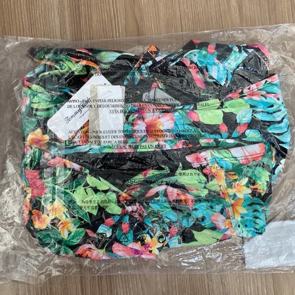 Tommy Bahama Fleur De Flora Twist-Front Underwire Tankini Top in Black - Picture 4 of 6